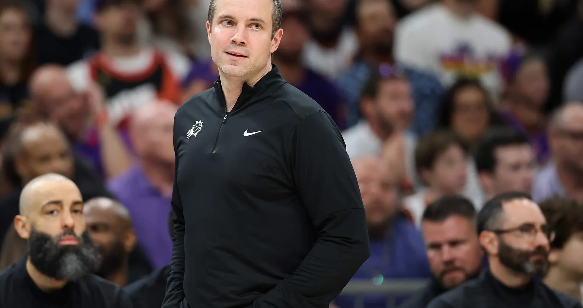 Entraîneur observant le match depuis le banc