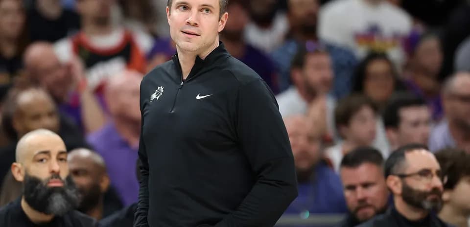 Entraîneur observant le match depuis le banc