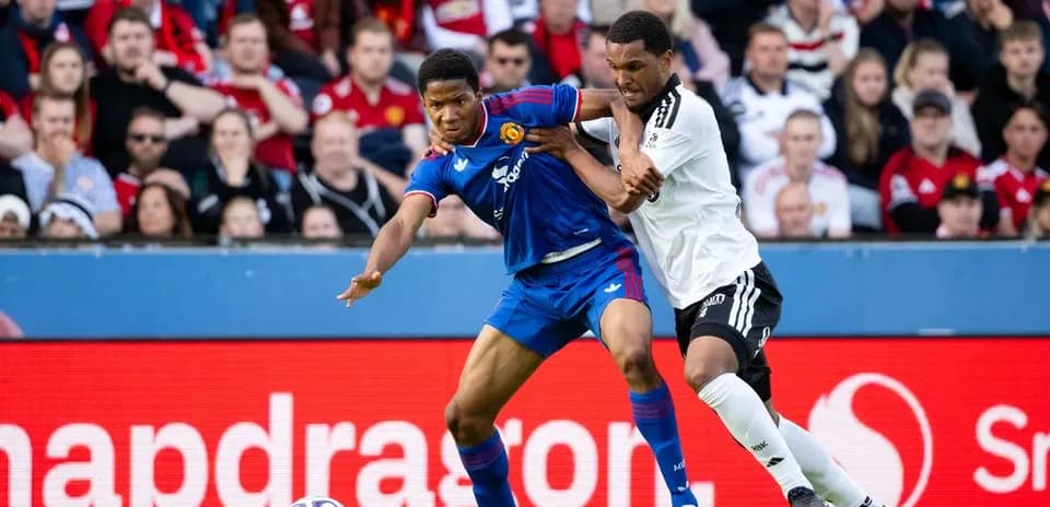 Joueurs se disputant le ballon lors du match