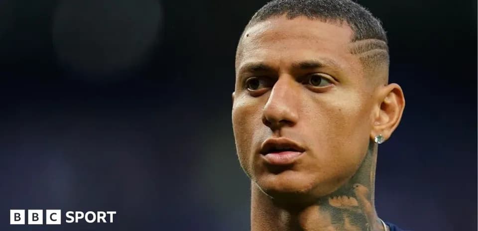 Joueur de football avec un tatouage et des accessoires