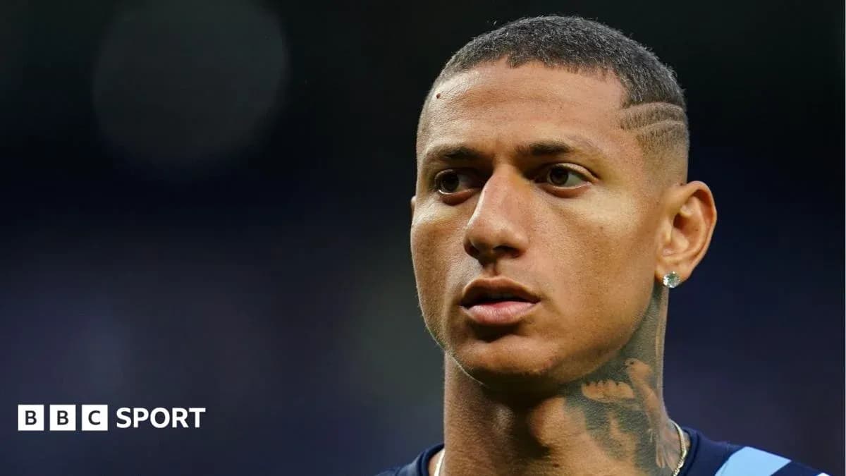 Joueur de football avec un tatouage et des accessoires