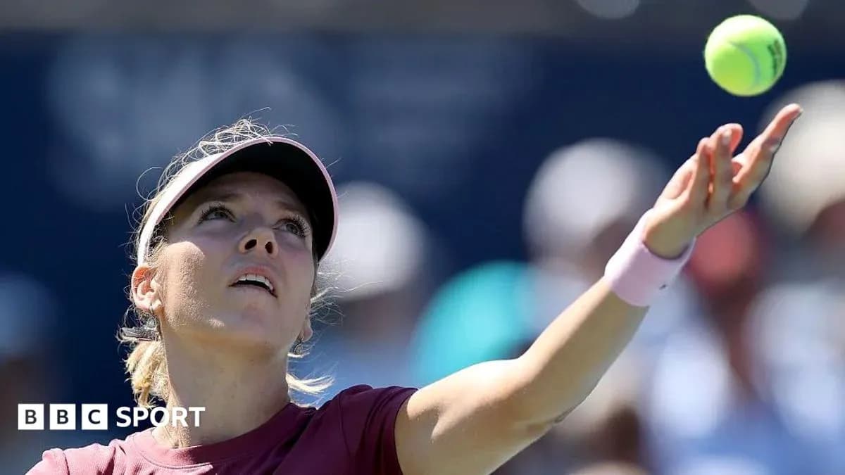 Joueuse de tennis servant lors d'un match