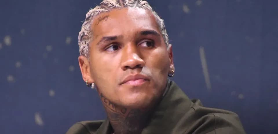 Homme avec des cheveux tressés en conférence