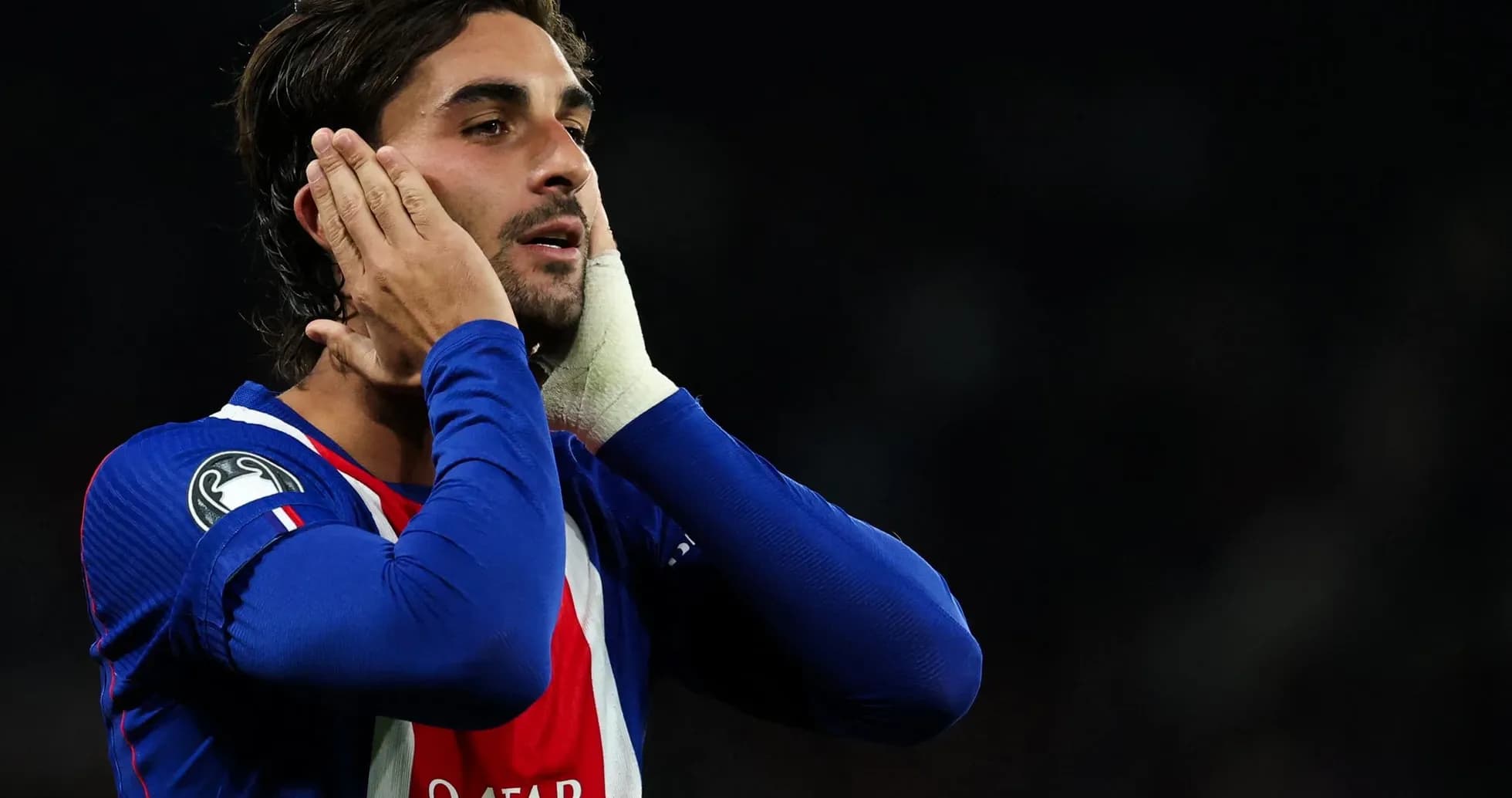 Joueur se tenant le visage lors d'un match Joueur se tenant le visage lors d'un match
