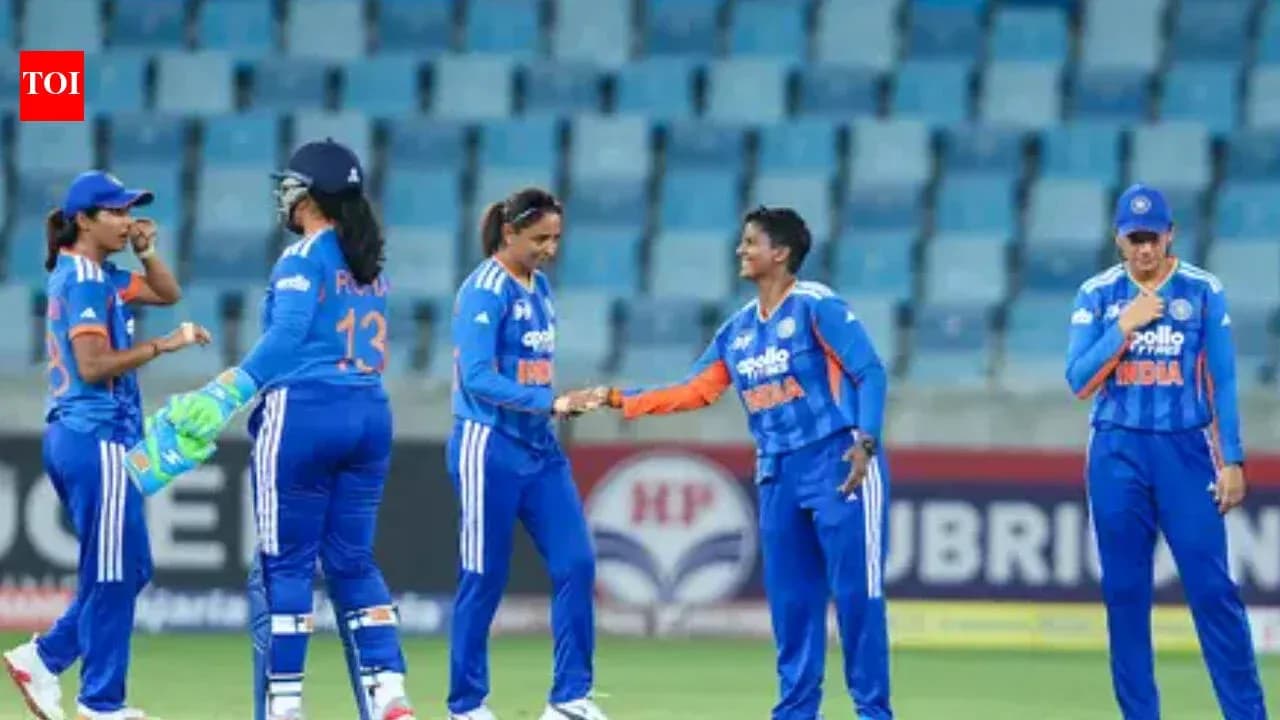 Joueuses de cricket indien se félicitant sur le terrain Joueuses de cricket indien se félicitant sur le terrain