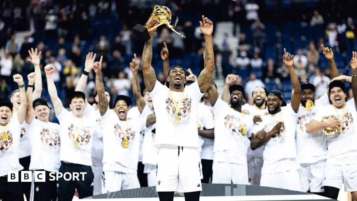 Joueur levant le trophée avec son équipe célébrant Joueur levant le trophée avec son équipe célébrant