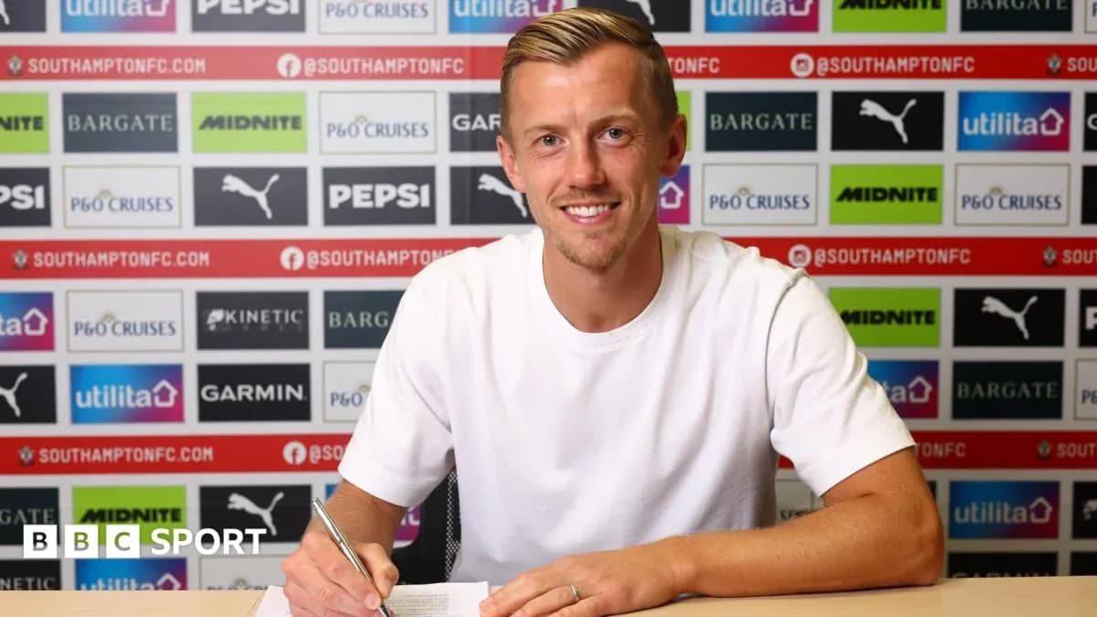 Joueur signant un contrat à Southampton FC Joueur signant un contrat à Southampton FC