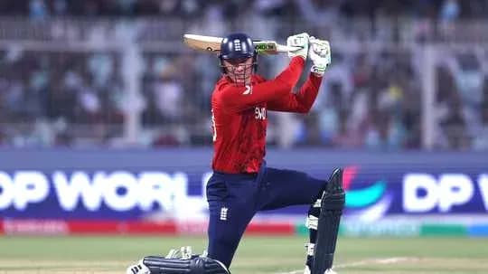 Batteur anglais en action sur le terrain de cricket Batteur anglais en action sur le terrain de cricket