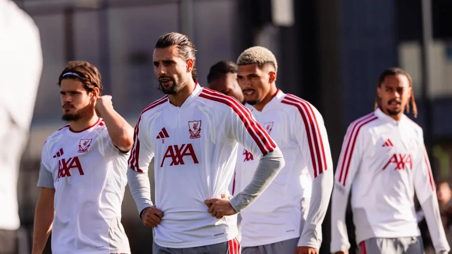 Joueurs de Liverpool en entraînement sur le terrain Joueurs de Liverpool en entraînement sur le terrain