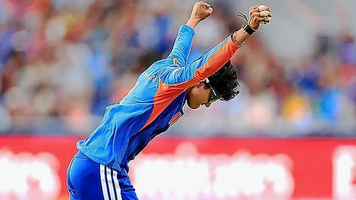 Joueuse de cricket célébrant une prise réussie Joueuse de cricket célébrant une prise réussie