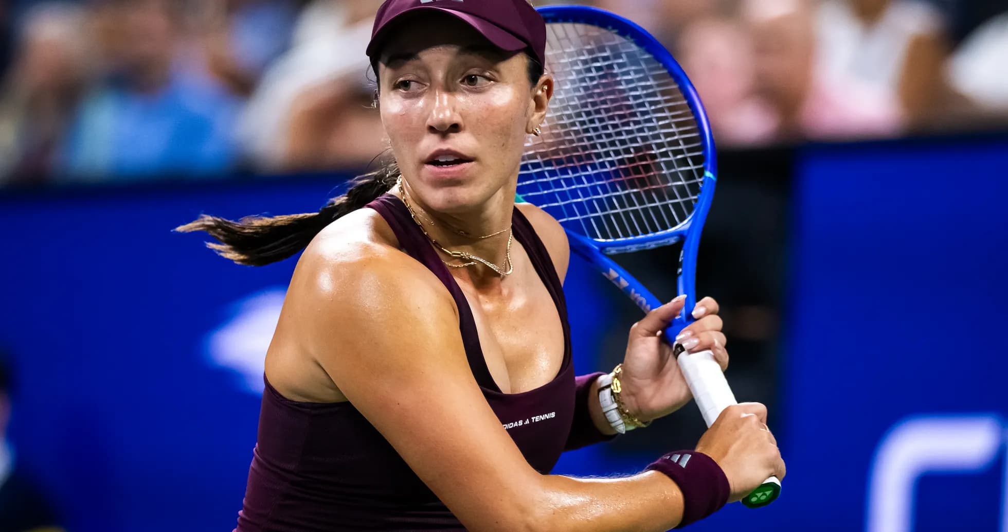 Joueuse de tennis se préparant à frapper la balle Joueuse de tennis se préparant à frapper la balle