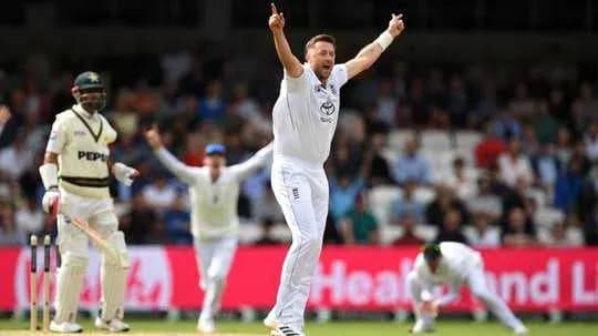 Joueur d'Angleterre célébrant un wicket pendant le match Joueur d'Angleterre célébrant un wicket pendant le match