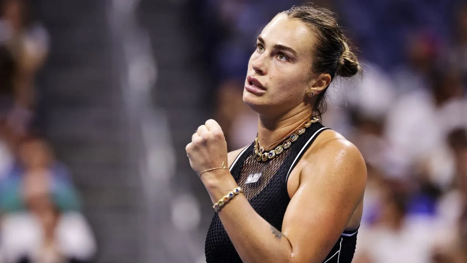 Joueuse de tennis célébrant un point au match Joueuse de tennis célébrant un point au match