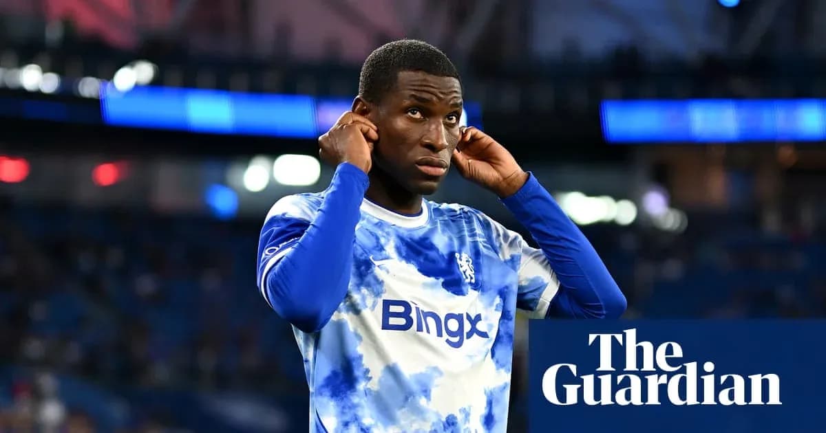 Joueur de Chelsea ajustant son maillot avant le match Joueur de Chelsea ajustant son maillot avant le match