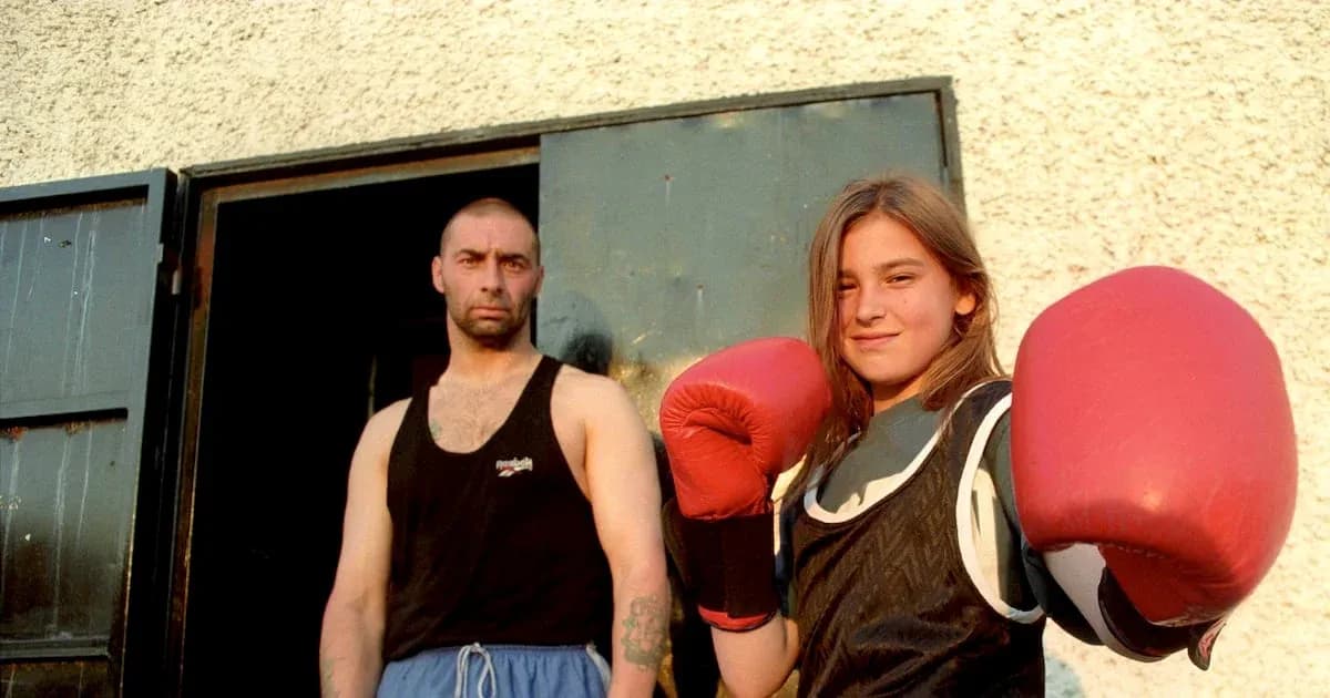 Fille en gants de boxe avec un entraîneur Fille en gants de boxe avec un entraîneur