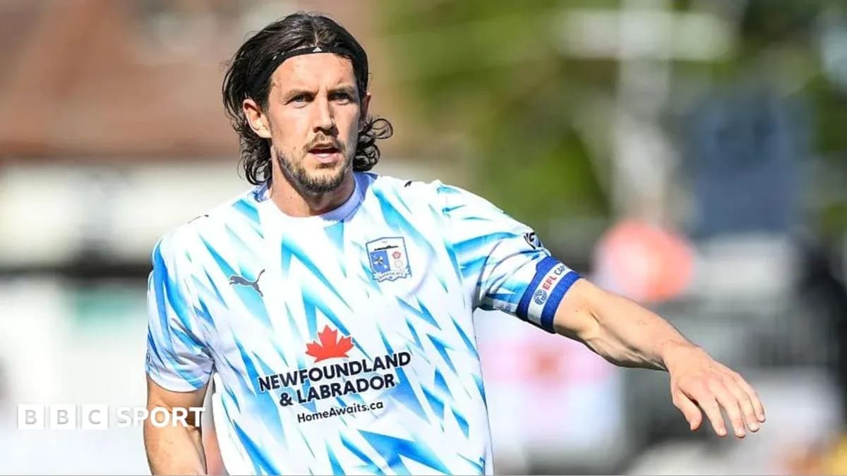 Joueur en action avec un maillot bleu et blanc Joueur en action avec un maillot bleu et blanc