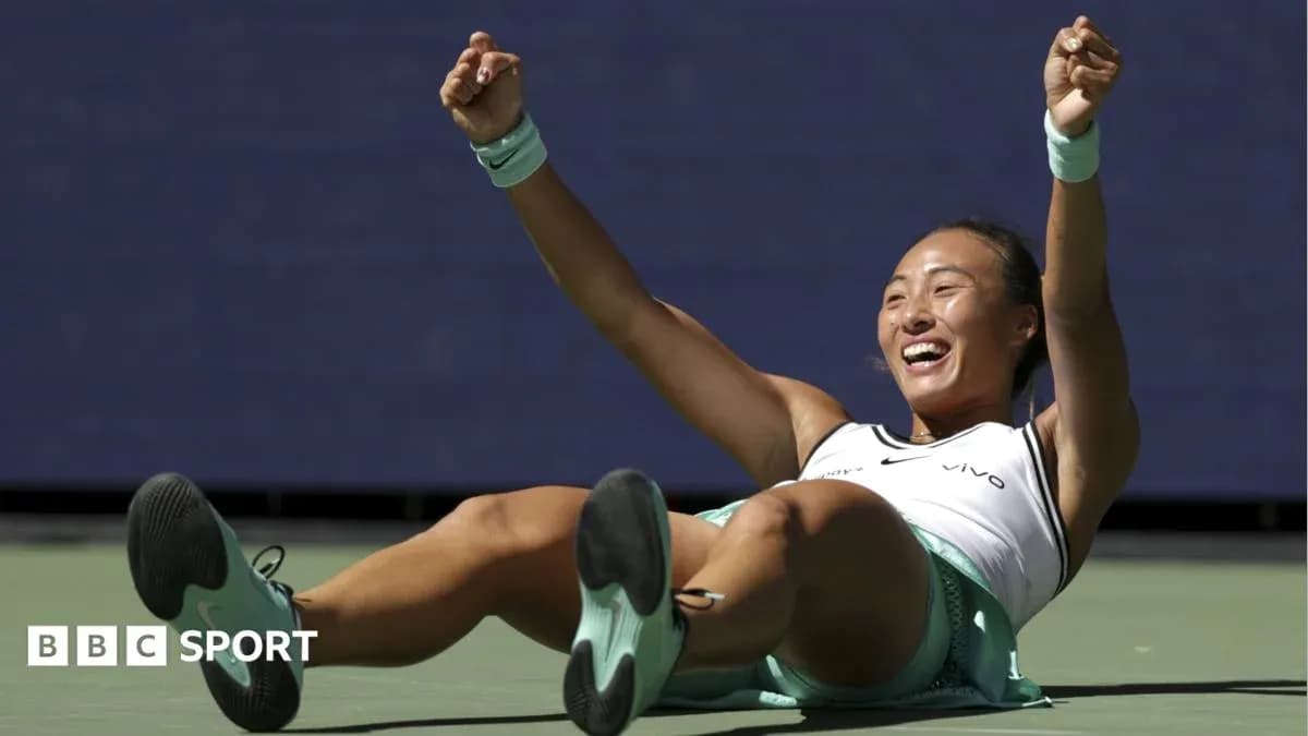 Joueuse de tennis célébrant sur le court après victoire Joueuse de tennis célébrant sur le court après victoire