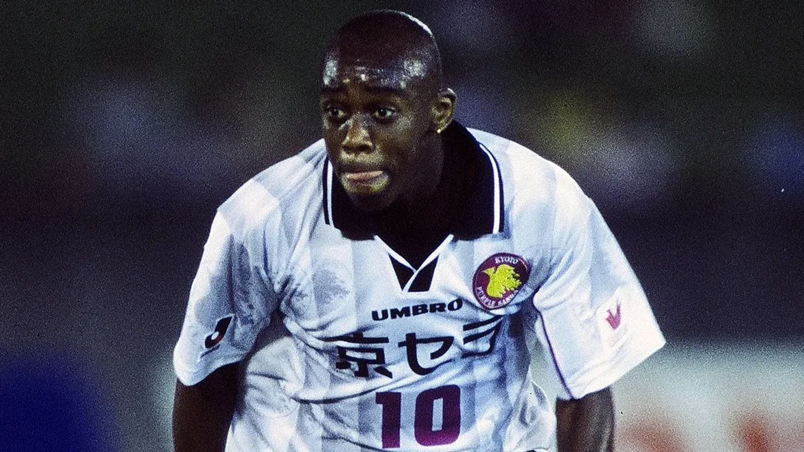 Joueur courant avec le maillot de Kyoto Purple Sanga Joueur courant avec le maillot de Kyoto Purple Sanga