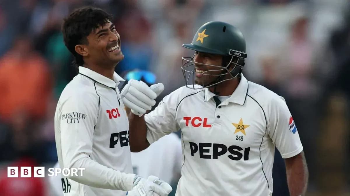Deux joueurs de cricket pakistanais souriant ensemble Deux joueurs de cricket pakistanais souriant ensemble