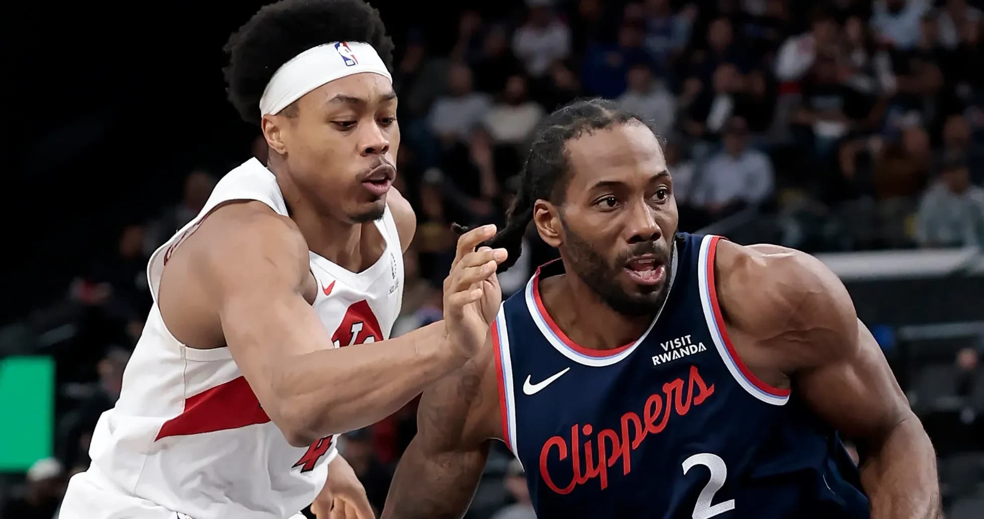 Joueur des Clippers dribblant sous pression d'un adversaire Joueur des Clippers dribblant sous pression d'un adversaire