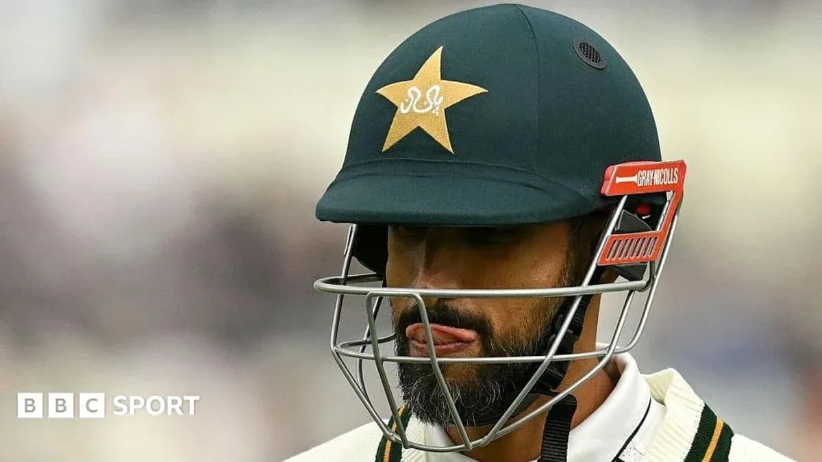 Joueur de cricket avec casque et équipement de jeu Joueur de cricket avec casque et équipement de jeu