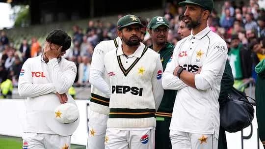 Joueurs de cricket pakistanais sur le terrain après le match Joueurs de cricket pakistanais sur le terrain après le match