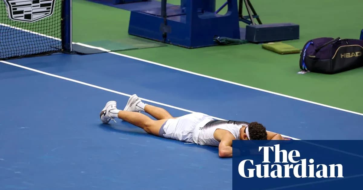 Joueur allongé sur le court de tennis après le match Joueur allongé sur le court de tennis après le match