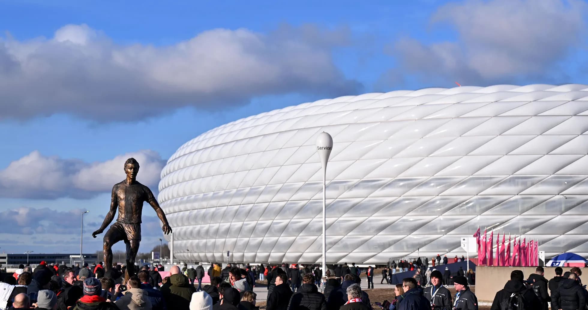 Statue and crowd outside Allianz Arena before match Statue and crowd outside Allianz Arena before match
