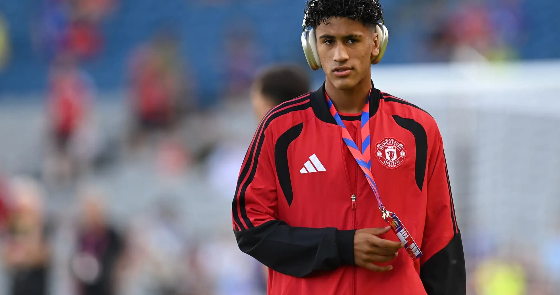 Joueur de Manchester United portant un médaillon Joueur de Manchester United portant un médaillon