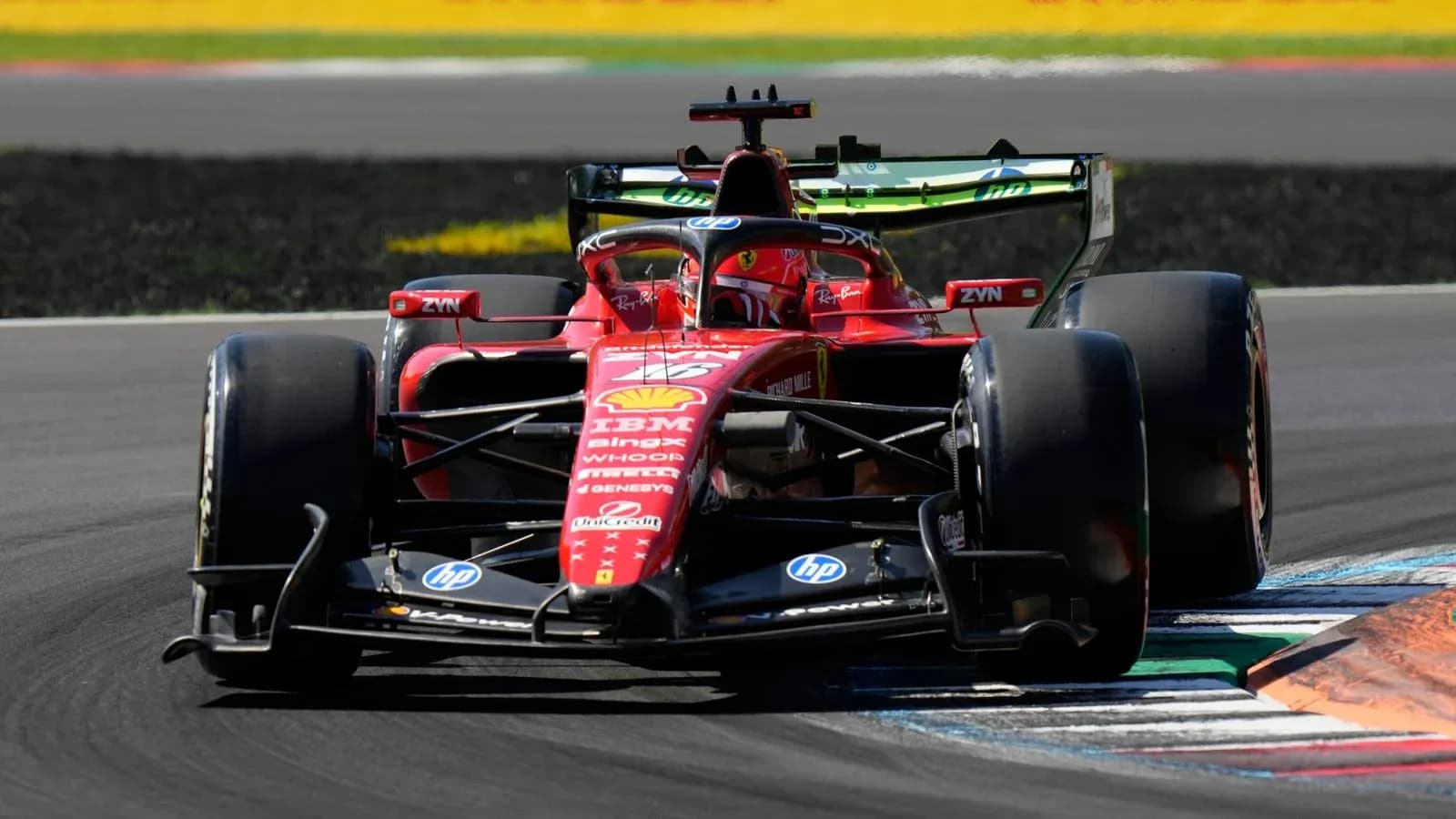 Voiture de Formule 1 Ferrari prenant un virage Voiture de Formule 1 Ferrari prenant un virage