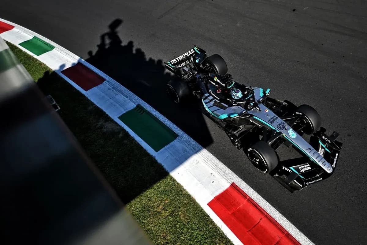Voiture de F1 sur le circuit avec drapeau italien Voiture de F1 sur le circuit avec drapeau italien