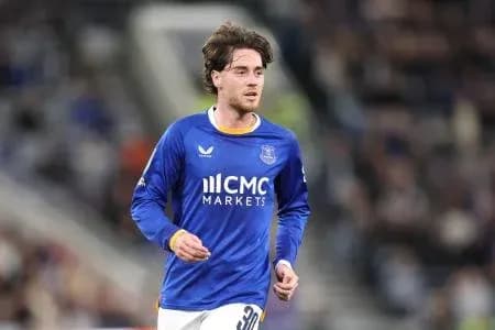 Joueur en maillot bleu courant sur le terrain Joueur en maillot bleu courant sur le terrain