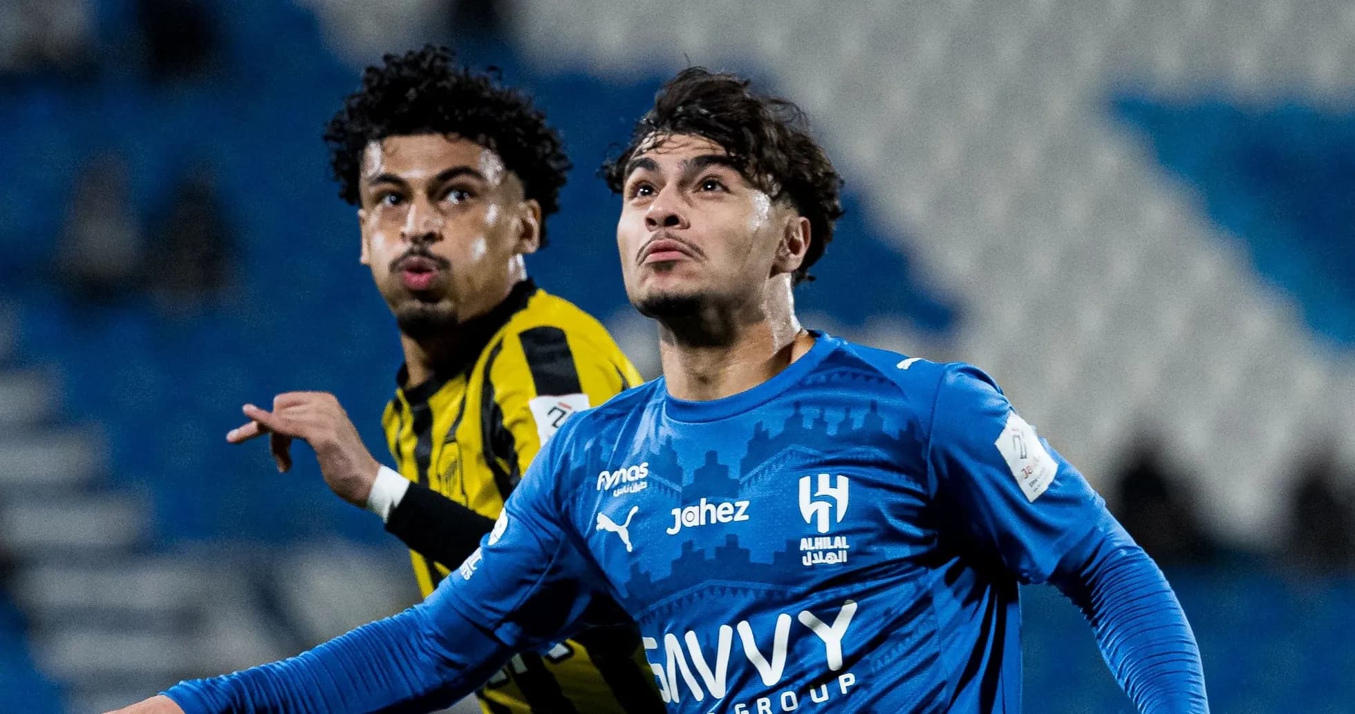 Deux joueurs en action lors d'un match de football Deux joueurs en action lors d'un match de football