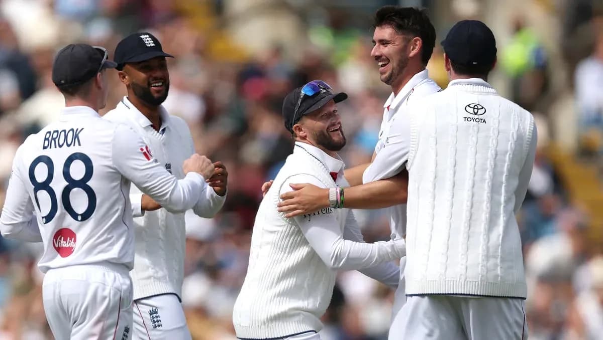 Joueurs anglais célébrant un wicket lors d'un match Joueurs anglais célébrant un wicket lors d'un match