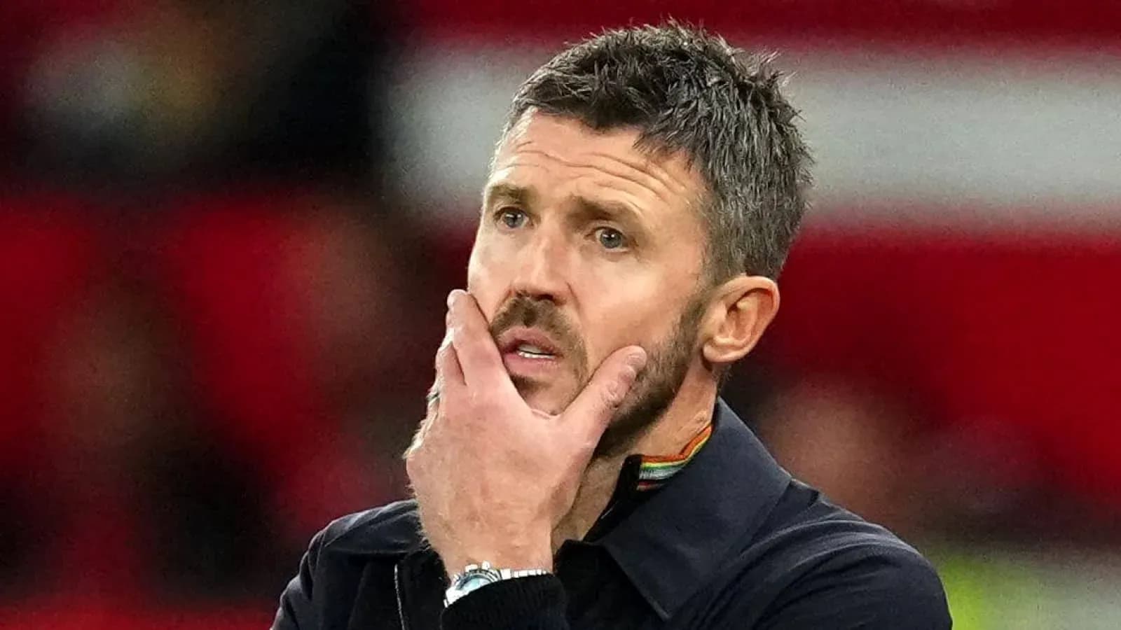 Entraîneur pensif sur le banc lors du match Entraîneur pensif sur le banc lors du match