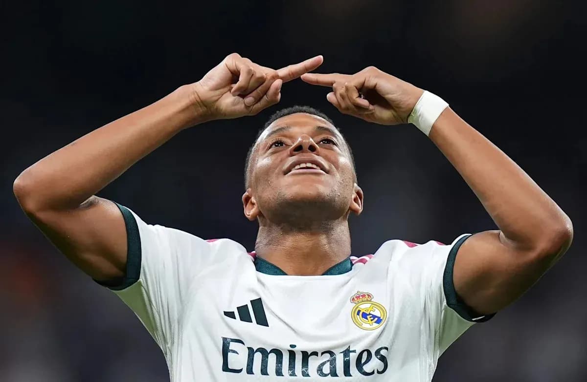 Joueur célébrant un but avec les bras levés Joueur célébrant un but avec les bras levés