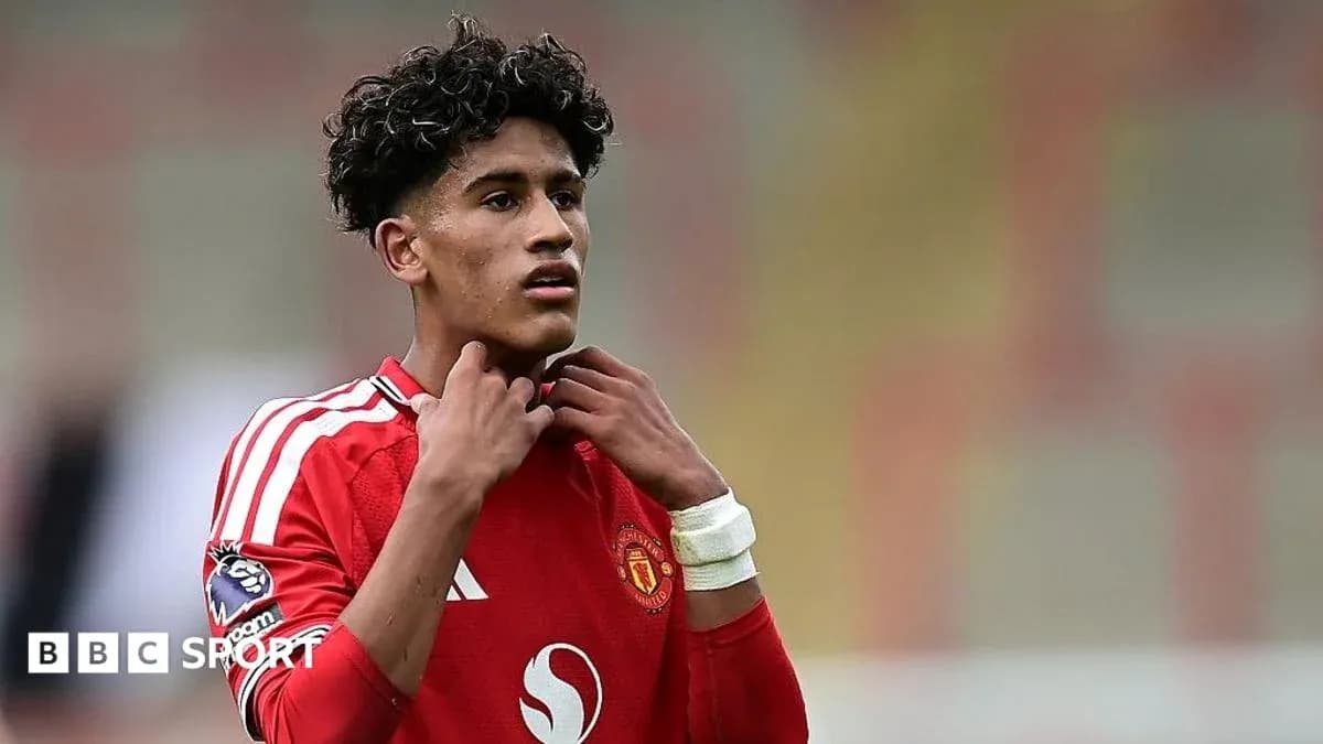 Joueur de Manchester United ajustant son maillot Joueur de Manchester United ajustant son maillot