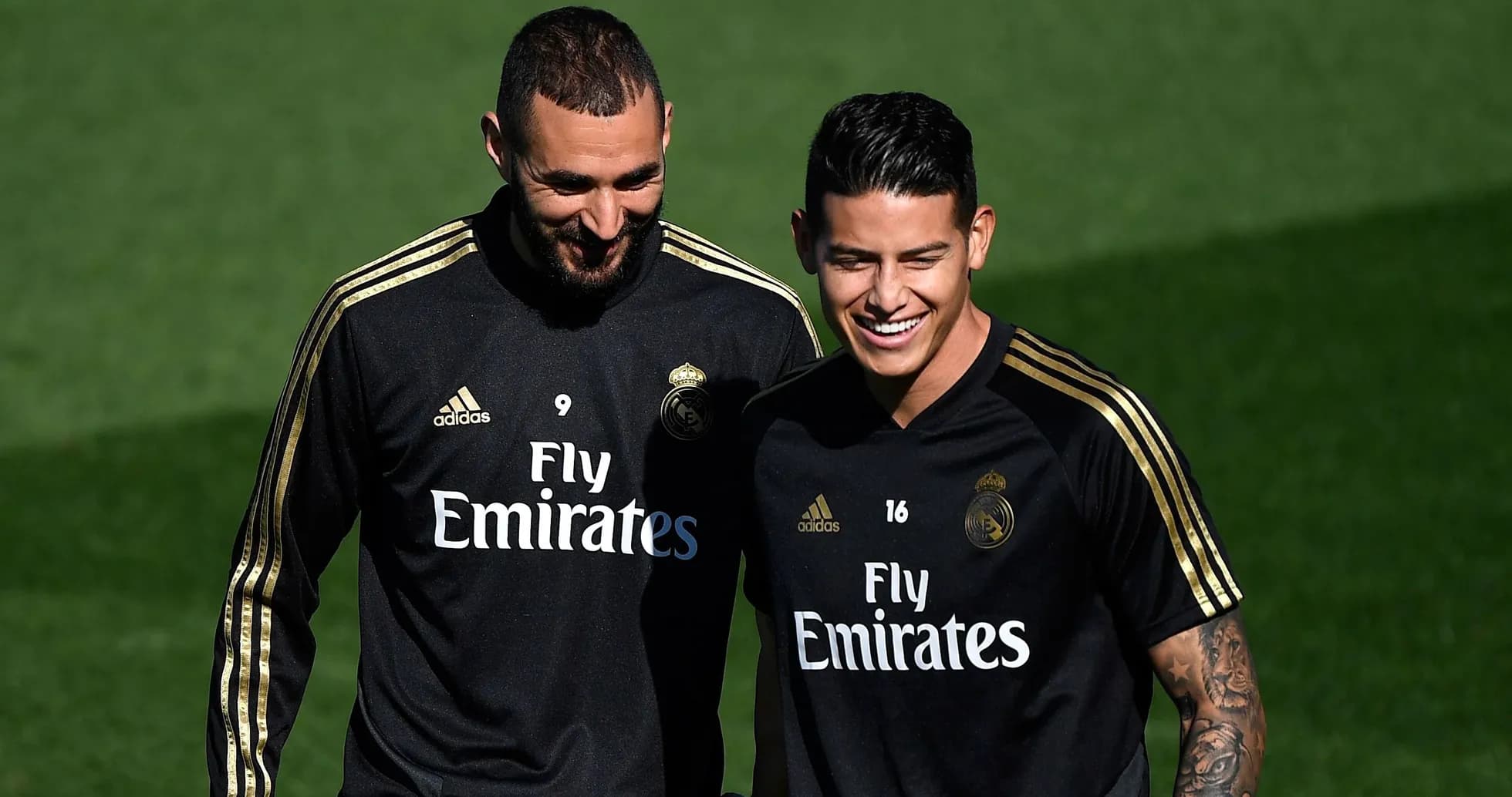 Deux joueurs de Real Madrid souriant lors de l'entraînement Deux joueurs de Real Madrid souriant lors de l'entraînement
