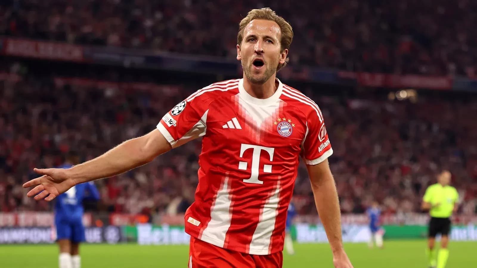 Joueur de Bayern Munich célébrant un but au stade Joueur de Bayern Munich célébrant un but au stade