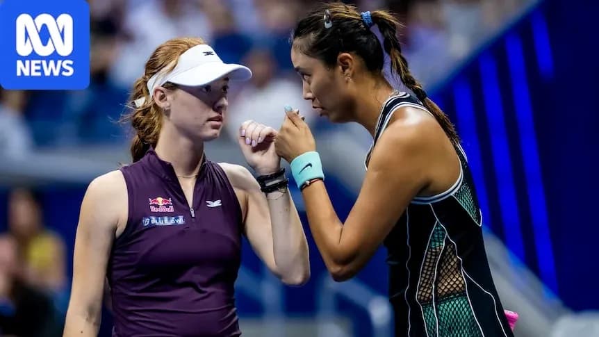 Deux joueuses discutant pendant un match de tennis Deux joueuses discutant pendant un match de tennis