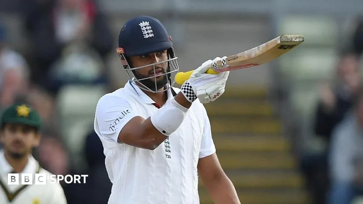 Joueur de cricket anglais levant sa batte au stade Joueur de cricket anglais levant sa batte au stade