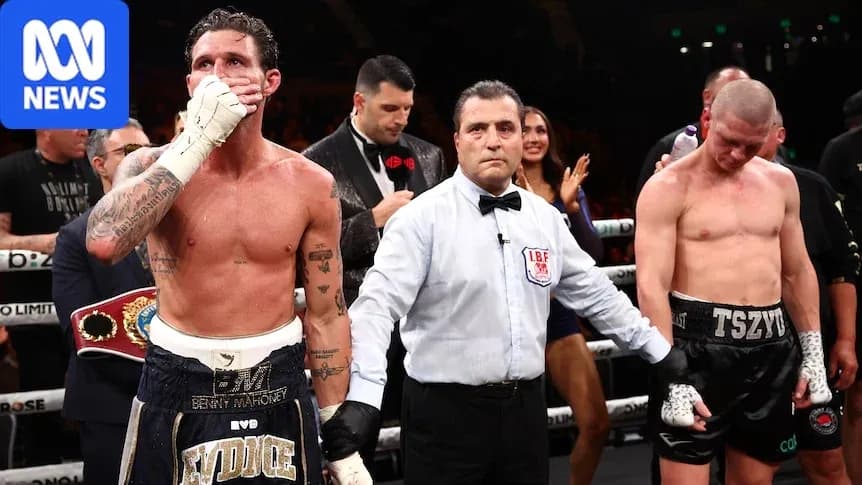 Boxeurs sur le ring après le combat, arbitre présent Boxeurs sur le ring après le combat, arbitre présent