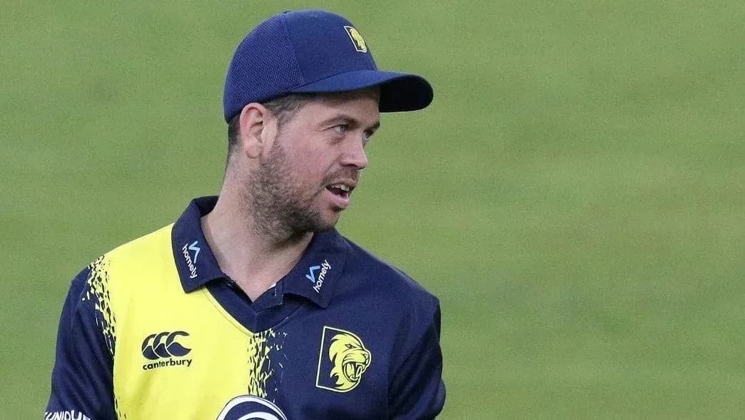 Joueur de cricket avec un uniforme aux couleurs de l'équipe Joueur de cricket avec un uniforme aux couleurs de l'équipe
