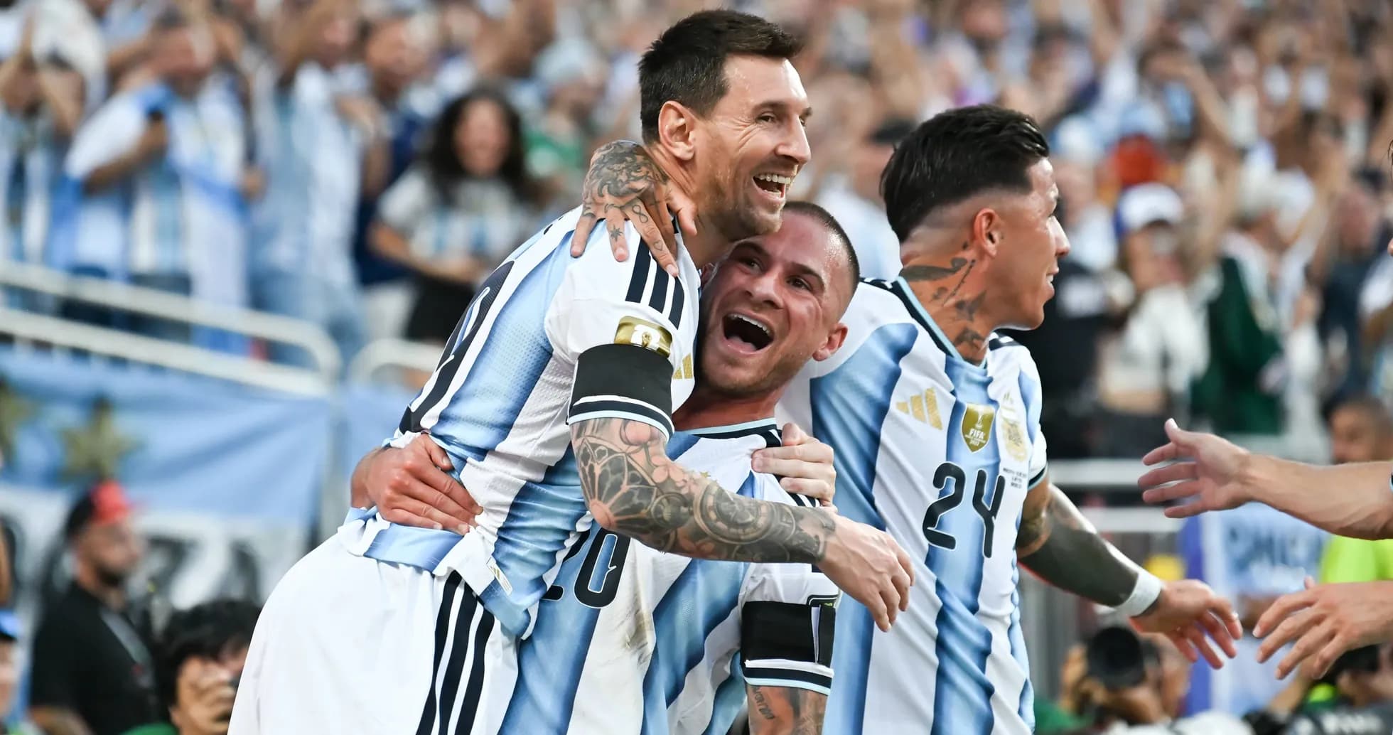 Joueurs argentins célébrant un but ensemble Joueurs argentins célébrant un but ensemble