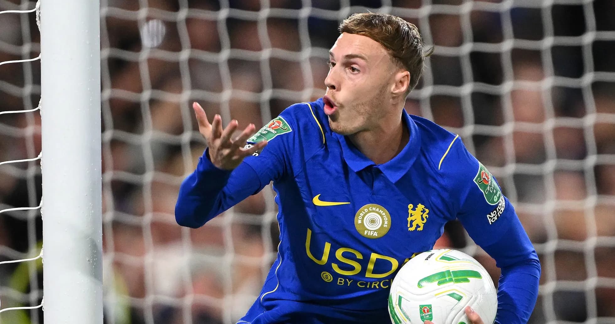 Joueur de Chelsea tenant le ballon près du but Joueur de Chelsea tenant le ballon près du but