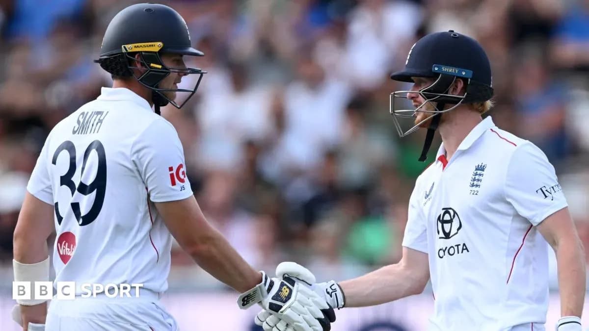 Deux joueurs de cricket se serrant la main sur le terrain Deux joueurs de cricket se serrant la main sur le terrain