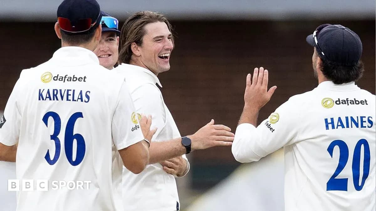 Joueurs célébrant après un wicket au cricket Joueurs célébrant après un wicket au cricket