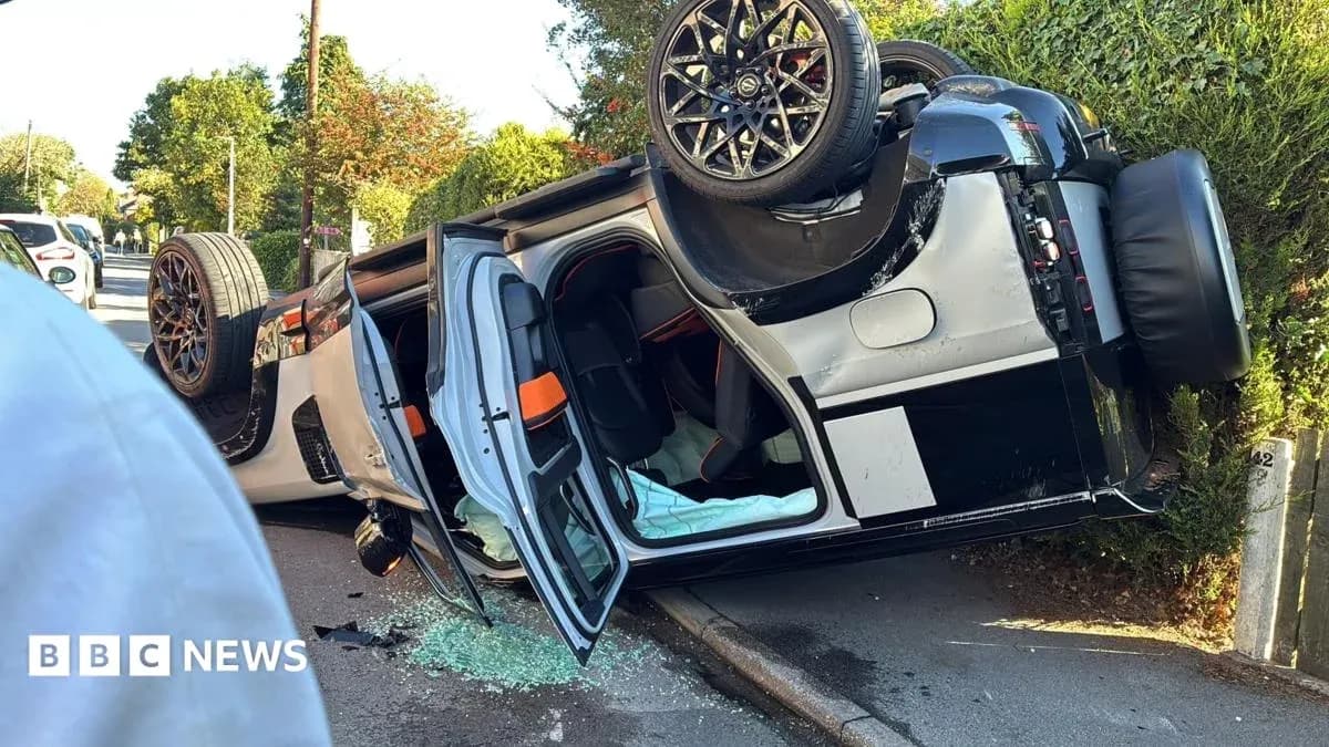 Voiture de sport renversée sur une route Voiture de sport renversée sur une route
