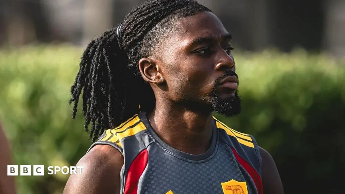 Joueur en tenue d'entraînement sur le terrain Joueur en tenue d'entraînement sur le terrain