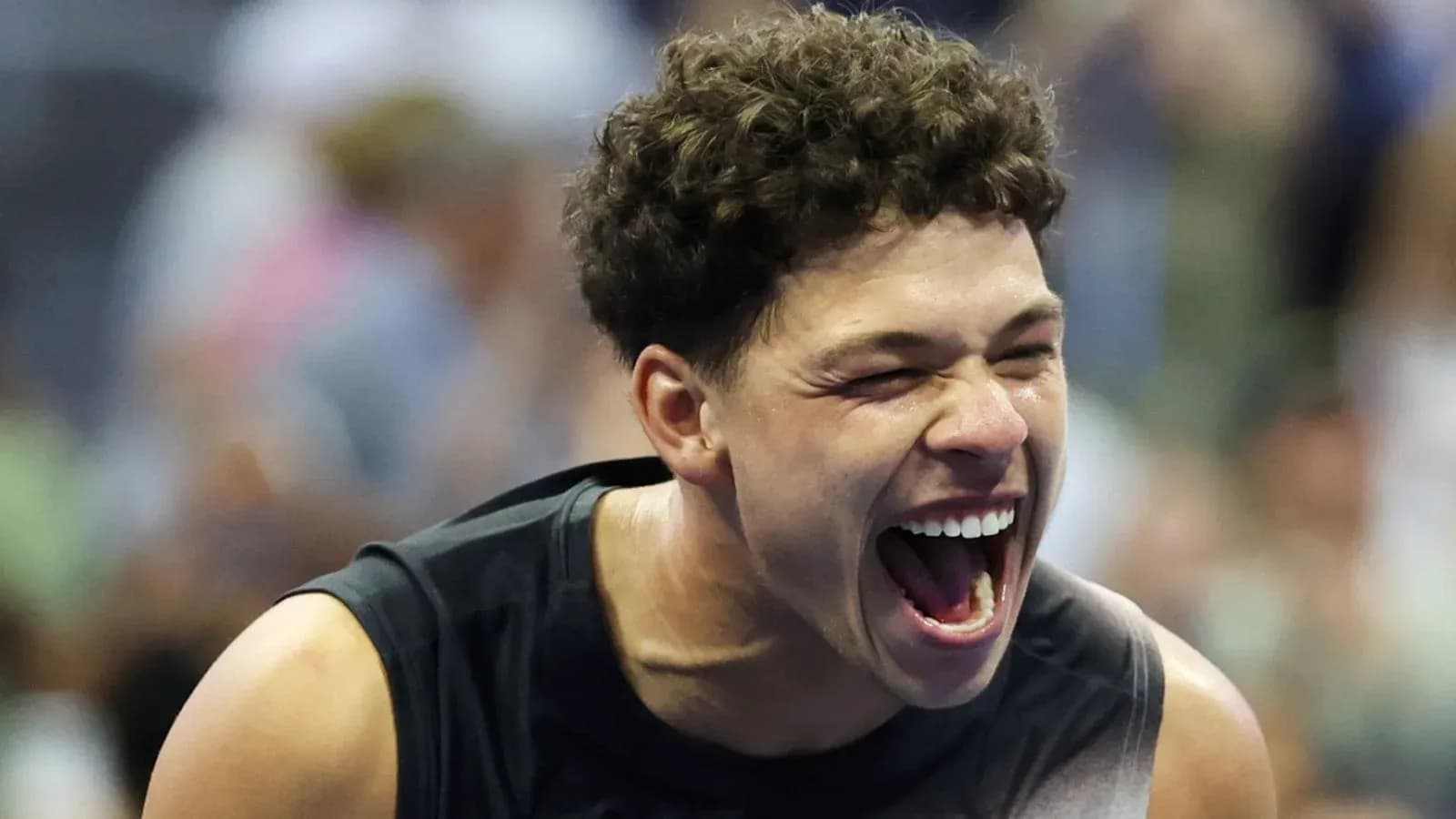 Joueur de tennis célébrant une victoire avec enthousiasme Joueur de tennis célébrant une victoire avec enthousiasme